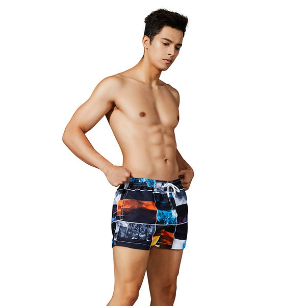 Ujumiseks sobivad elastse vöökohaga meeste lühikesed püksid