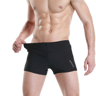 Meeste ujumistrikoo uus mudel aplikatsiooni ja lipsudega