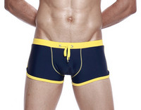 Lihtne mudel meeste ujumistrikoo lipsudega ja madala vöökohaga