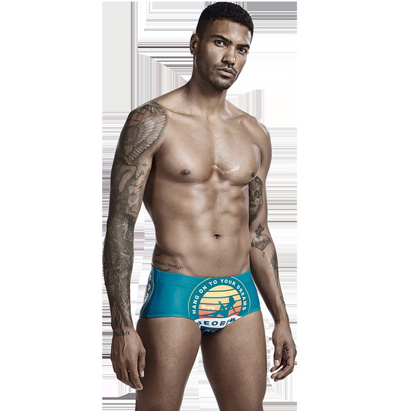 Värvilise mustriga rannabokserid meestele