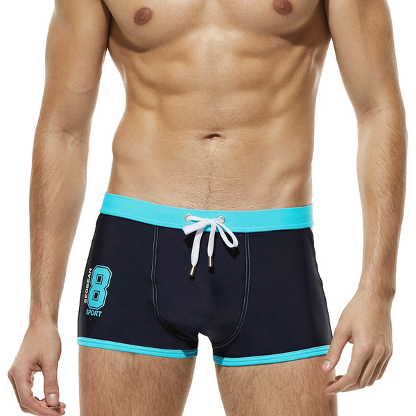Férfi úszó boxer felirattal és nyakkendővel