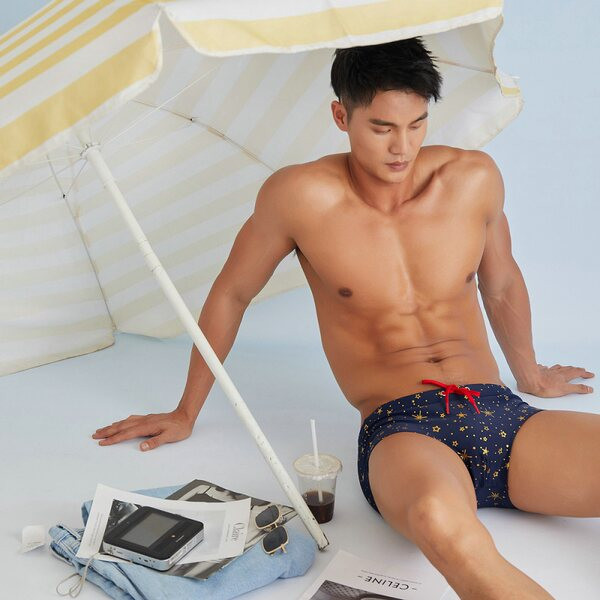 Moodne sinise trükiga meeste ujumistrikoo