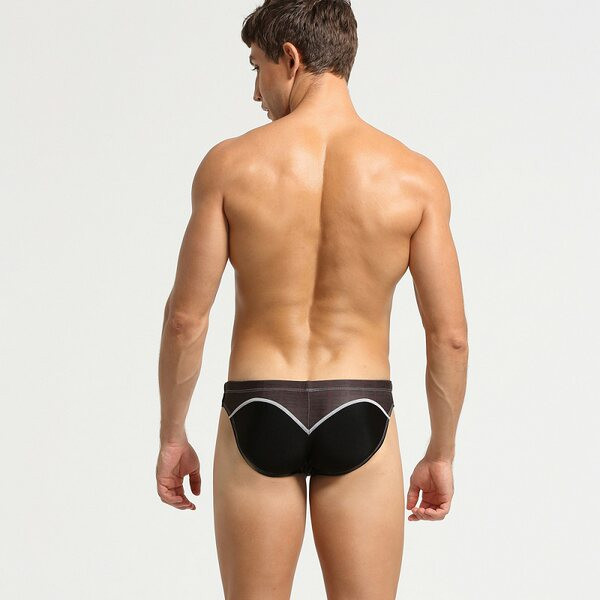 Meeste ujumisriided neljas värvitoonis kirjaga