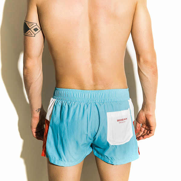 Légáteresztő anyagból készült férfi fürdőruha új modellje, nyakkendővel és felirattal