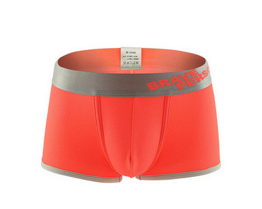 Uus tikitud kirjaga meeste bokserite mudel