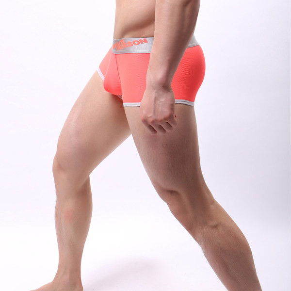 Uus tikitud kirjaga meeste bokserite mudel