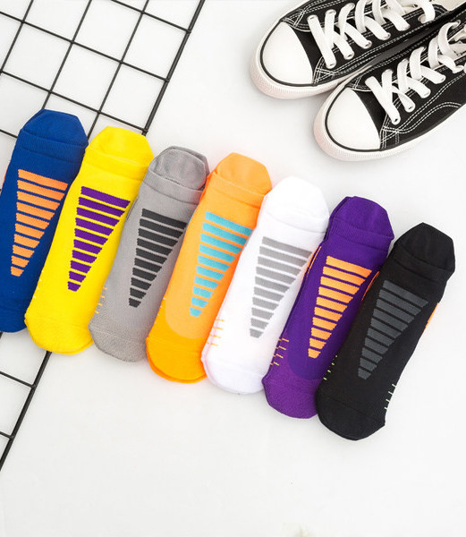 Légáteresztő anyagból készült férfi zokni sportoláshoz