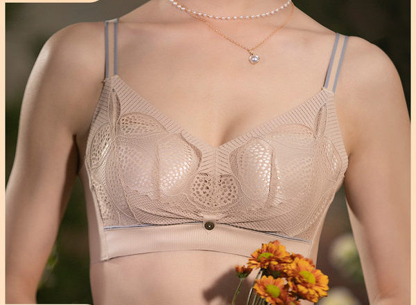 Női melltartó csipkével és vékony pántokkal