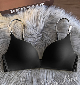 Női melltartó pántjain felirattal