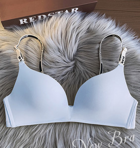 Női melltartó pántjain felirattal