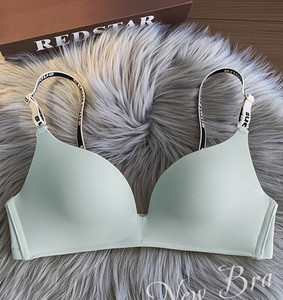 Női melltartó pántjain felirattal