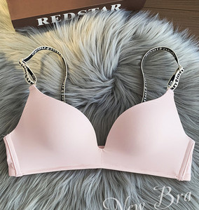 Női melltartó pántjain felirattal