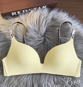 Női melltartó pántjain felirattal