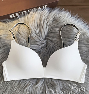 Női melltartó pántjain felirattal