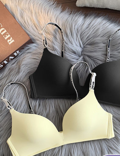 Női melltartó pántjain felirattal