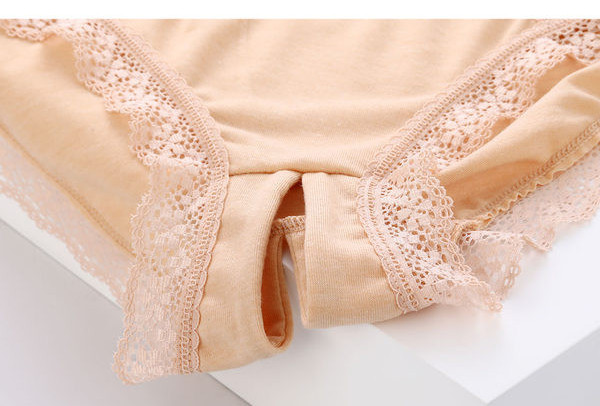 Novi model jednobojnog ženskog bikinija sa čipkom