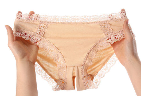 Novi model jednobojnog ženskog bikinija sa čipkom