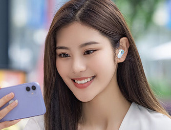 Безжични Bluetooth  слушалки с кутия и сензорен дисплей