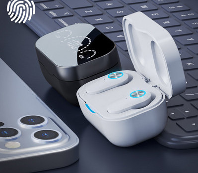 Безжични Bluetooth  слушалки с кутия и сензорен дисплей