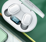 Bluetoothi juhtmevaba peakomplekt puuteekraani ja USB-kaabliga karbis
