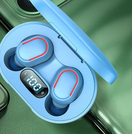 Bluetoothi juhtmevaba peakomplekt puuteekraani ja USB-kaabliga karbis