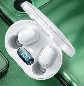 Bluetoothi juhtmevaba peakomplekt puuteekraani ja USB-kaabliga karbis