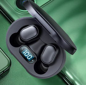 Bluetoothi juhtmevaba peakomplekt puuteekraani ja USB-kaabliga karbis