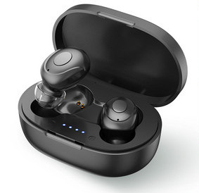 Bluetoothi juhtmevaba peakomplekt puuteekraani ja USB-kaabliga karbis