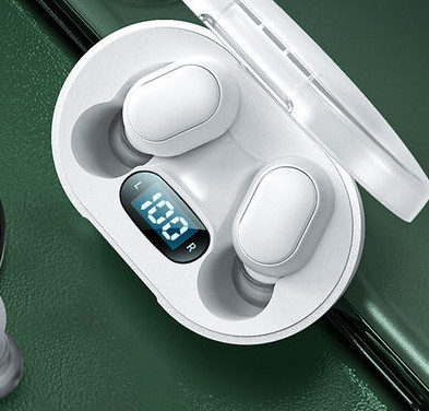 Bluetooth vezeték nélküli headset dobozban érintőképernyővel és USB kábellel