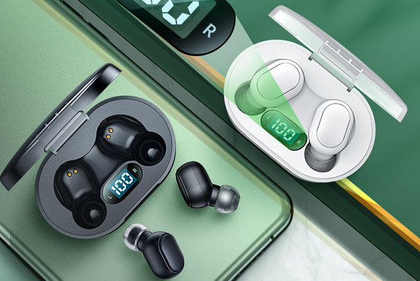 Bluetooth vezeték nélküli headset dobozban érintőképernyővel és USB kábellel