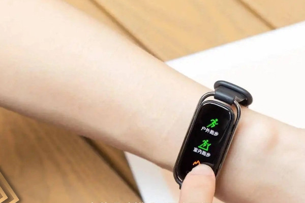 Спортна водоустойчива гривна с крачкомер