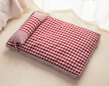 Кучешко лятно легло с възглавничка