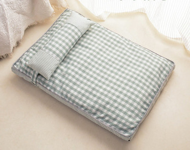 Кучешко лятно легло с възглавничка