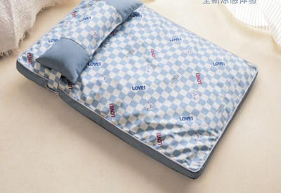 Кучешко лятно легло с възглавничка