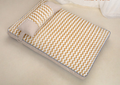 Кучешко лятно легло с възглавничка