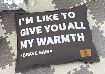 Текстилна възглавница за кучета с надпис