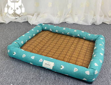 Лятна постелка за кучета с шарен десен