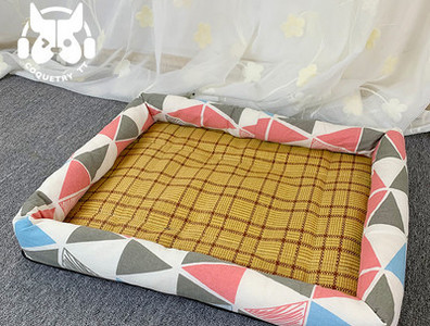 Лятна постелка за кучета с шарен десен