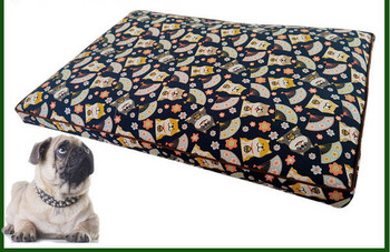 Текстилна възглавница за куче с шарен десен