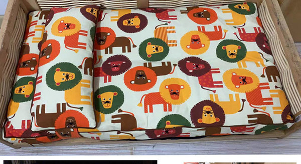 Текстилна цветна възглавница за кучета