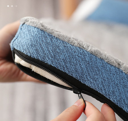 Плюшена постелка за кучета с възглавничка