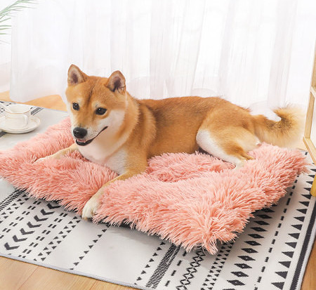 Топла пухена постелка за кучета