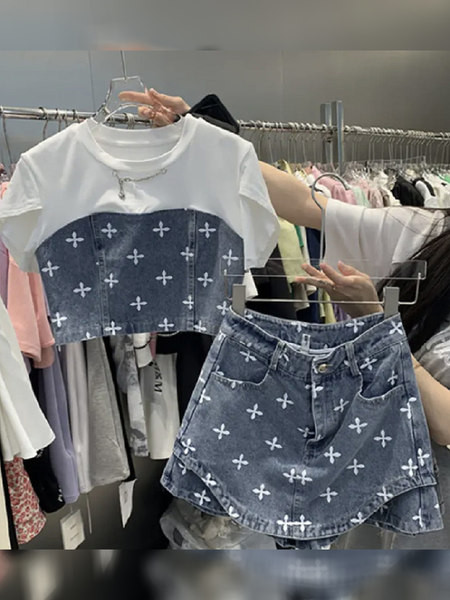 Модерен дамски сет от деним - блуза и пола