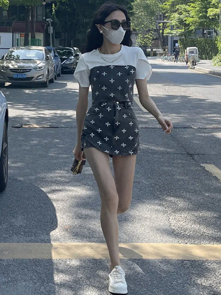 Модерен дамски сет от деним - блуза и пола