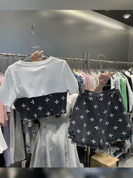 Модерен дамски сет от деним - блуза и пола