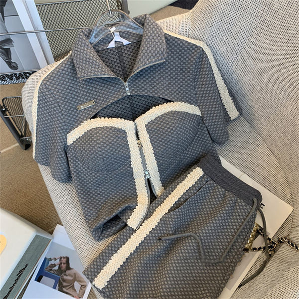 Ежедневен дамски сет от две части - къси панталони и горнище с изрязани елементи