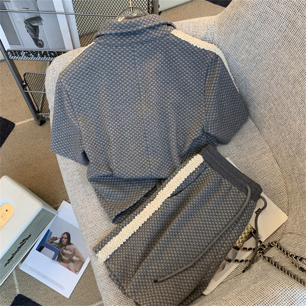 Ежедневен дамски сет от две части - къси панталони и горнище с изрязани елементи