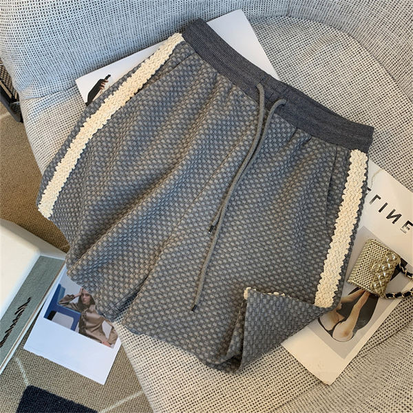 Ежедневен дамски сет от две части - къси панталони и горнище с изрязани елементи