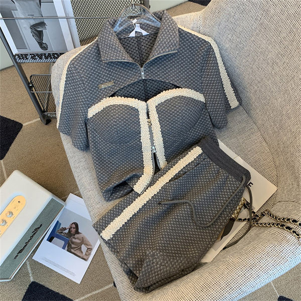 Ежедневен дамски сет от две части - къси панталони и горнище с изрязани елементи