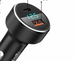 Mini autós töltő három porttal és digitális kijelzővel